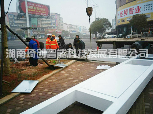 佳兴楼路口框架式信号灯施工